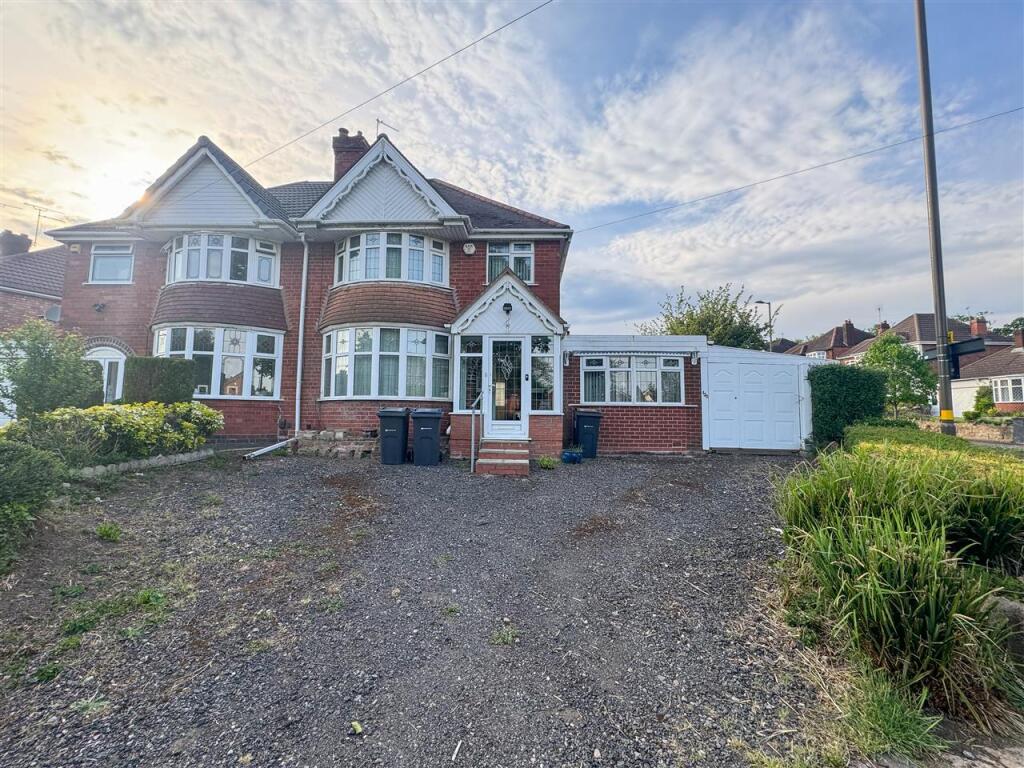 New to the Market: Spacious Three-Bedroom Family Home on Moat Lane, Yardley – £370,000