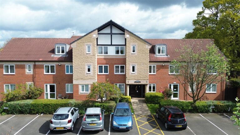 Flat 33 Barons Court Image