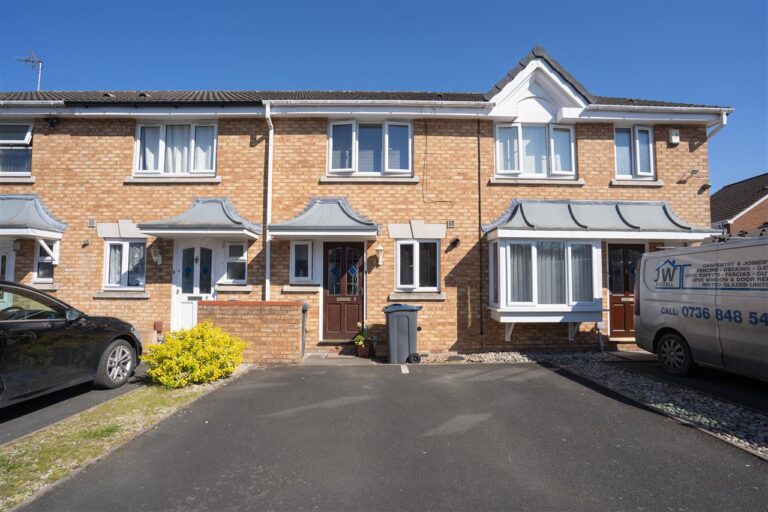 7 Birchtrees Croft Image