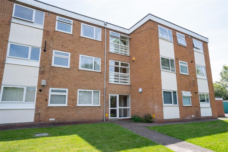 Flat 22 Flaxley Close Image
