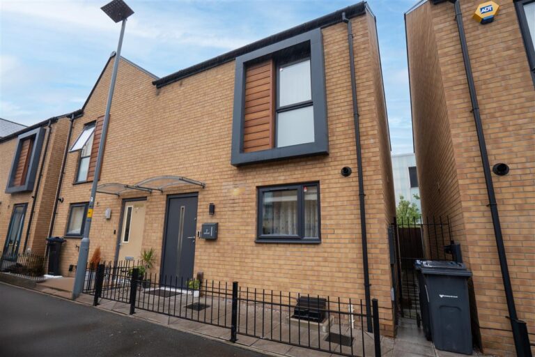 7 Bartons Way Image