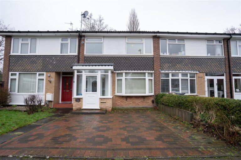 16 Plestowes Close Image